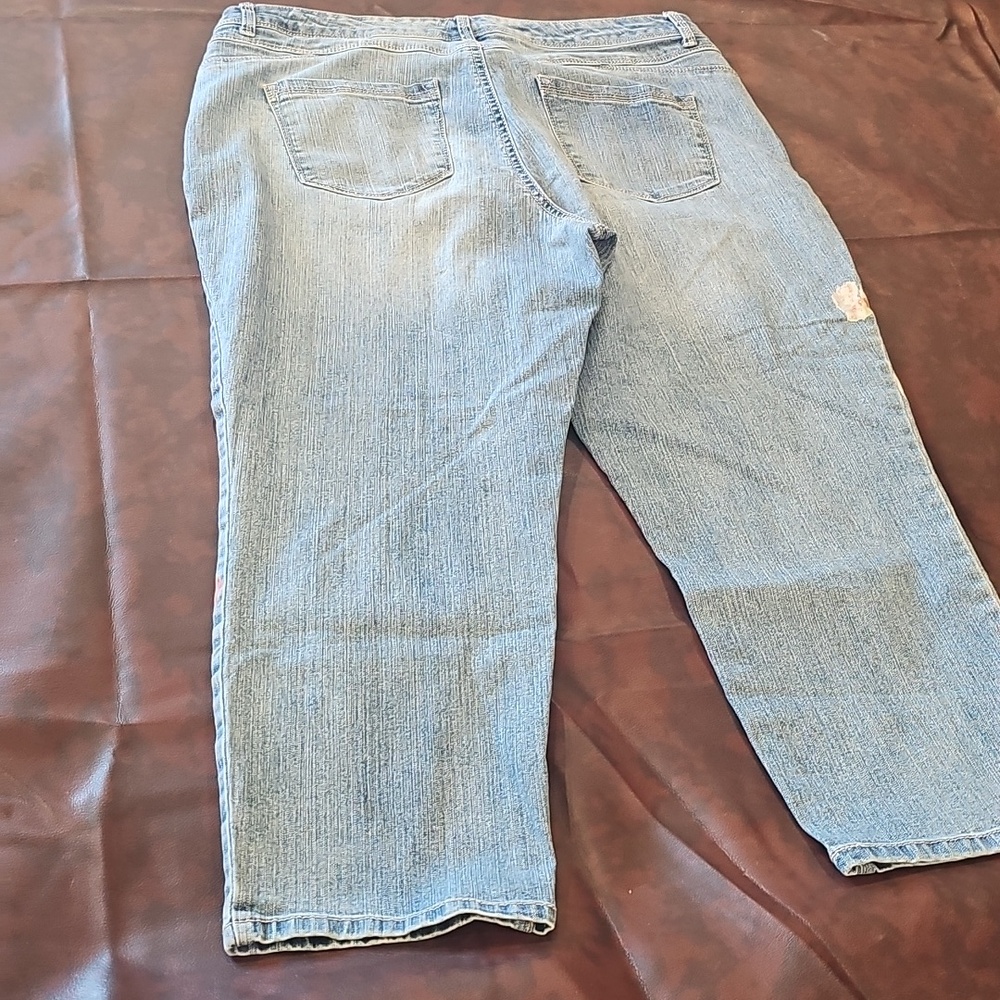 N Bandolino Lisbeth Capri Jeans featuring a floral Design Sz 12 - Picture 5 of 5